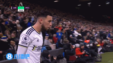 给你修修胡子，瓦科分享自己用剪刀剪克雷桑胡子的照片