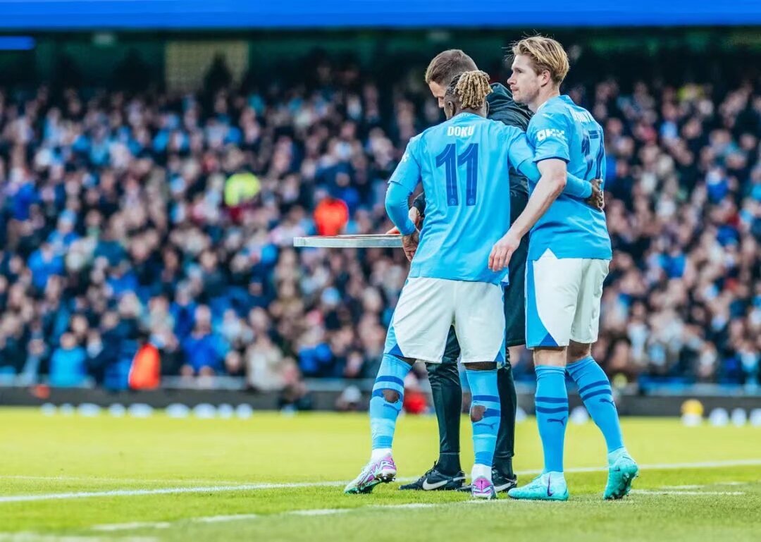 阿图什杯球员进球后跑上看台给母亲献花，后两黄变一红被罚下