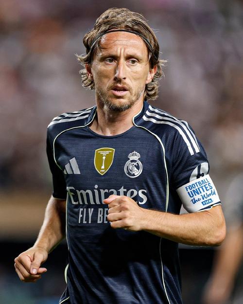 苏超奖杯由徐州企业使用3D打印打造，使用航天级钛合金